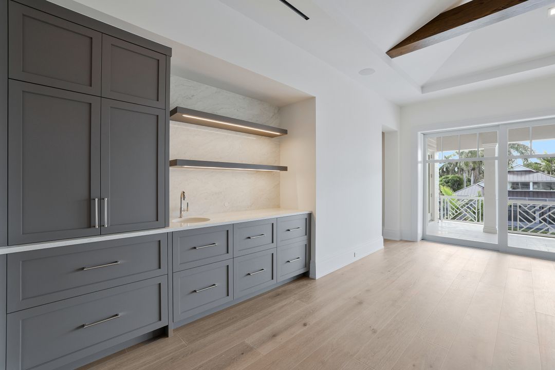 408 16th Ave S, Naples, FL 34102