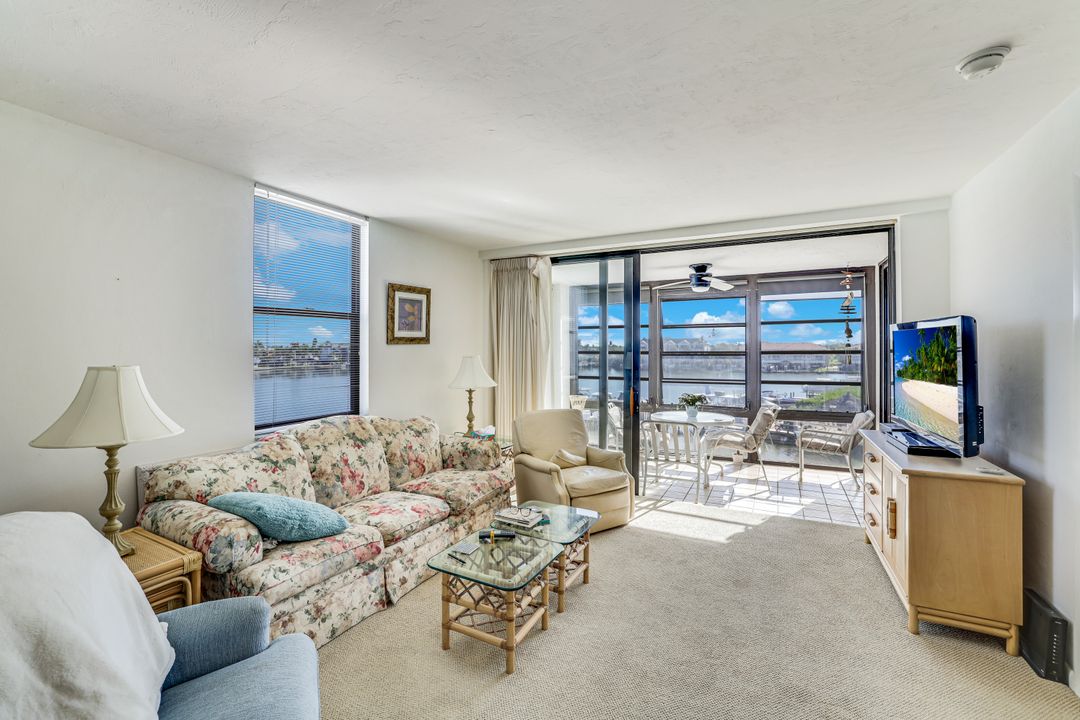 271 Southbay Dr #240, Naples, FL 34108