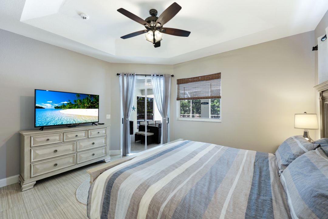 697 Crossfield Cir, Naples, FL 34104