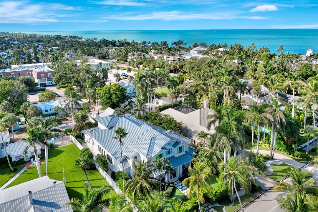 160 Broad Ave S, Naples, FL 34102