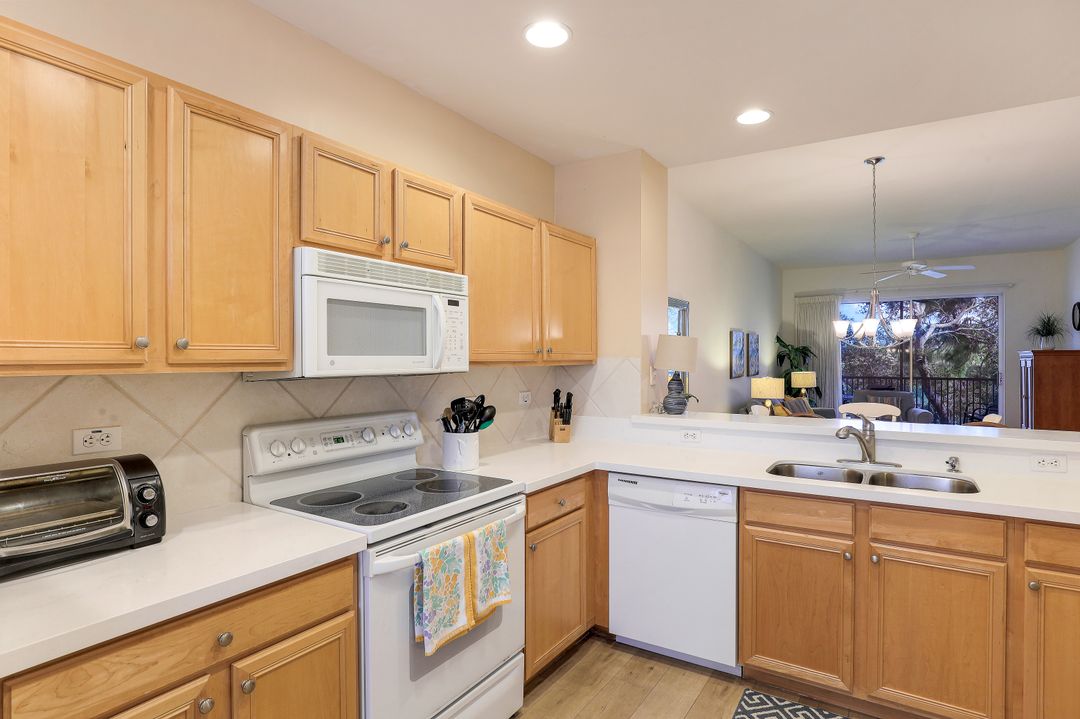 8223 Parkstone Pl #304, Naples, FL 34120