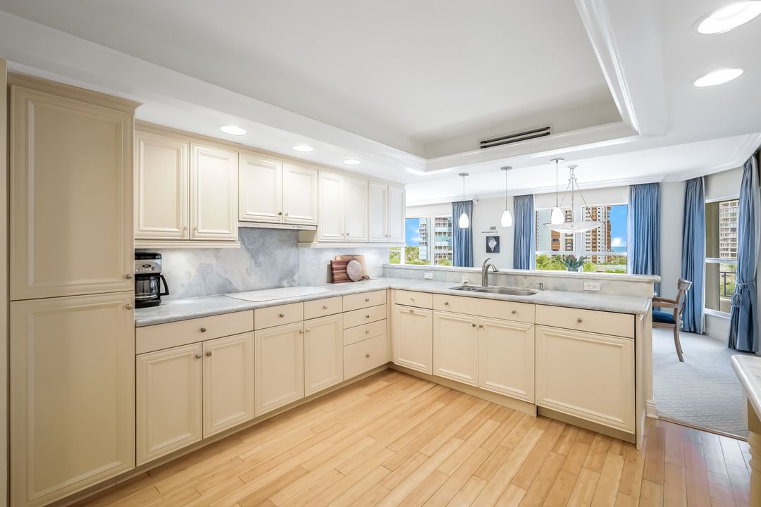 4451 Gulf Shore Blvd N #703, Naples, FL 34103