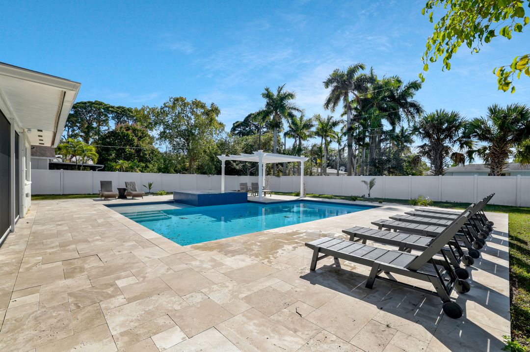 854 101st Ave N, Naples, FL 34108