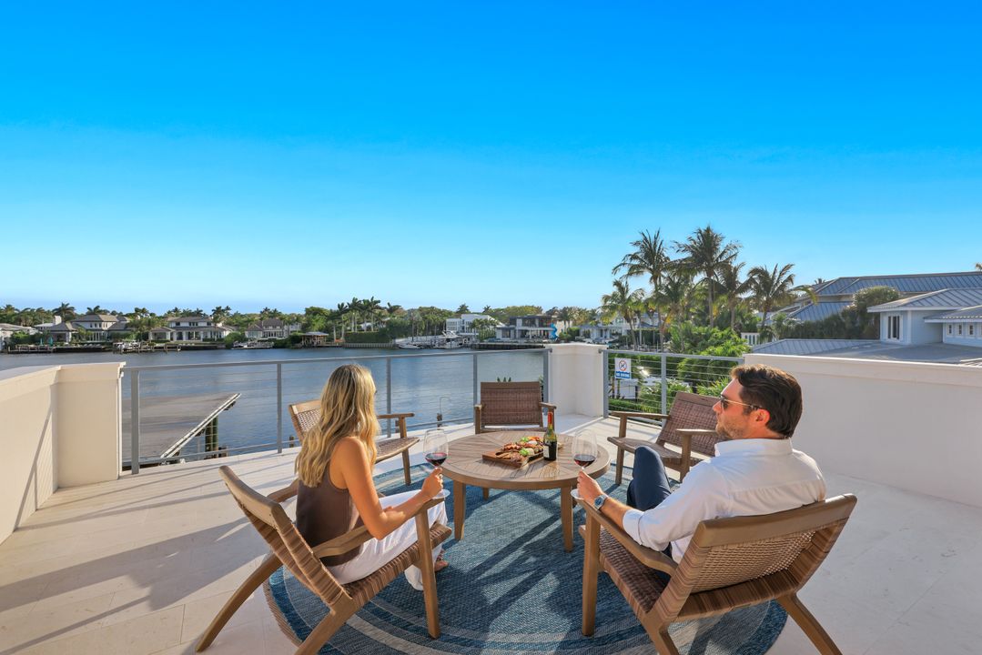 380 18th Ave S, Naples, FL 34102