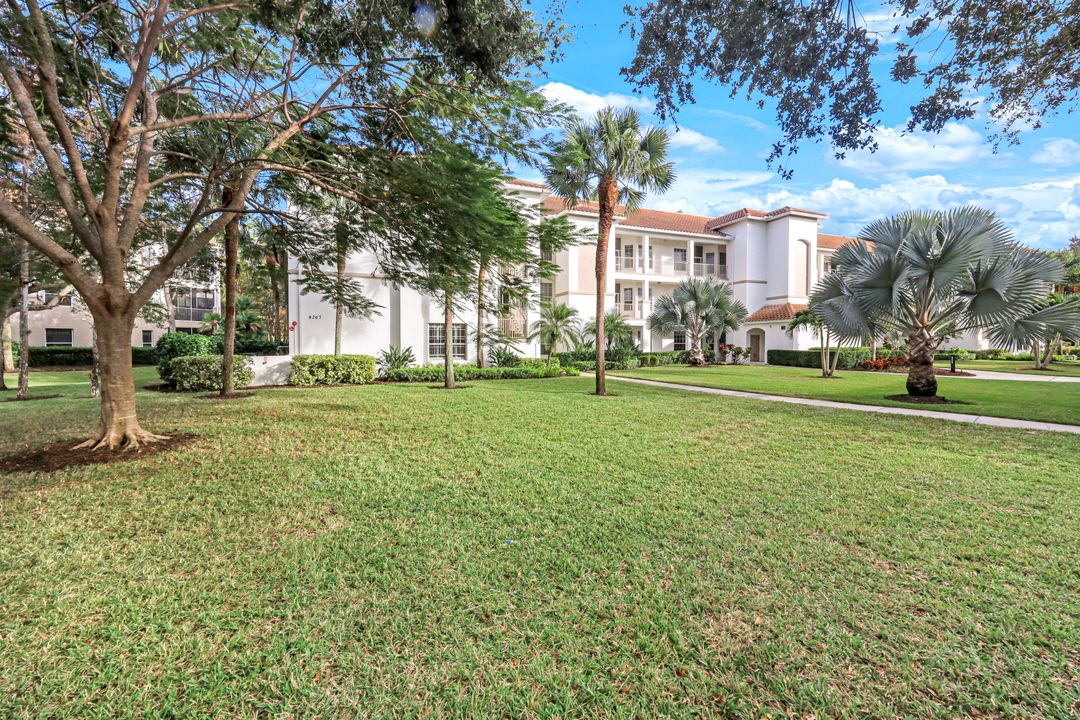 8267 Parkstone Pl #302, Naples, FL 34120