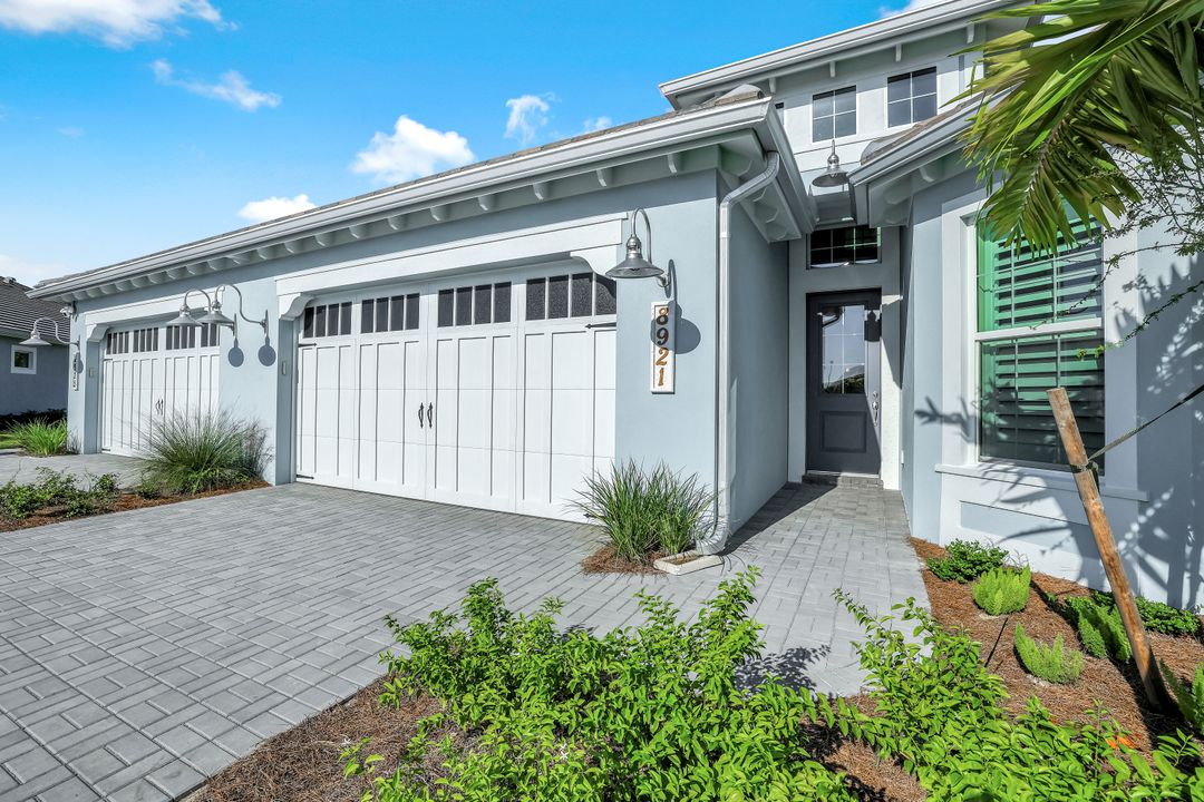 8921 Yucatan Ct, Naples, FL 34112