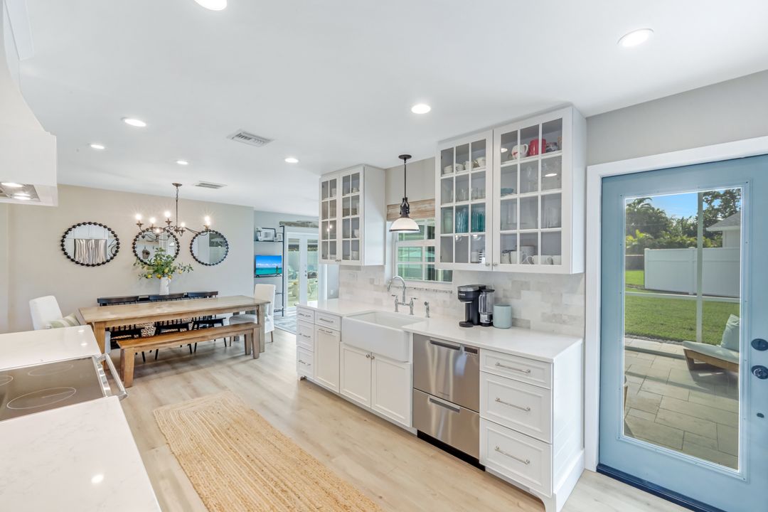 1086 N Town and River Dr, Fort Myers, FL 33919