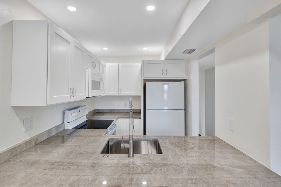 330 Kon Tiki Dr #D-1, Naples, FL 34113