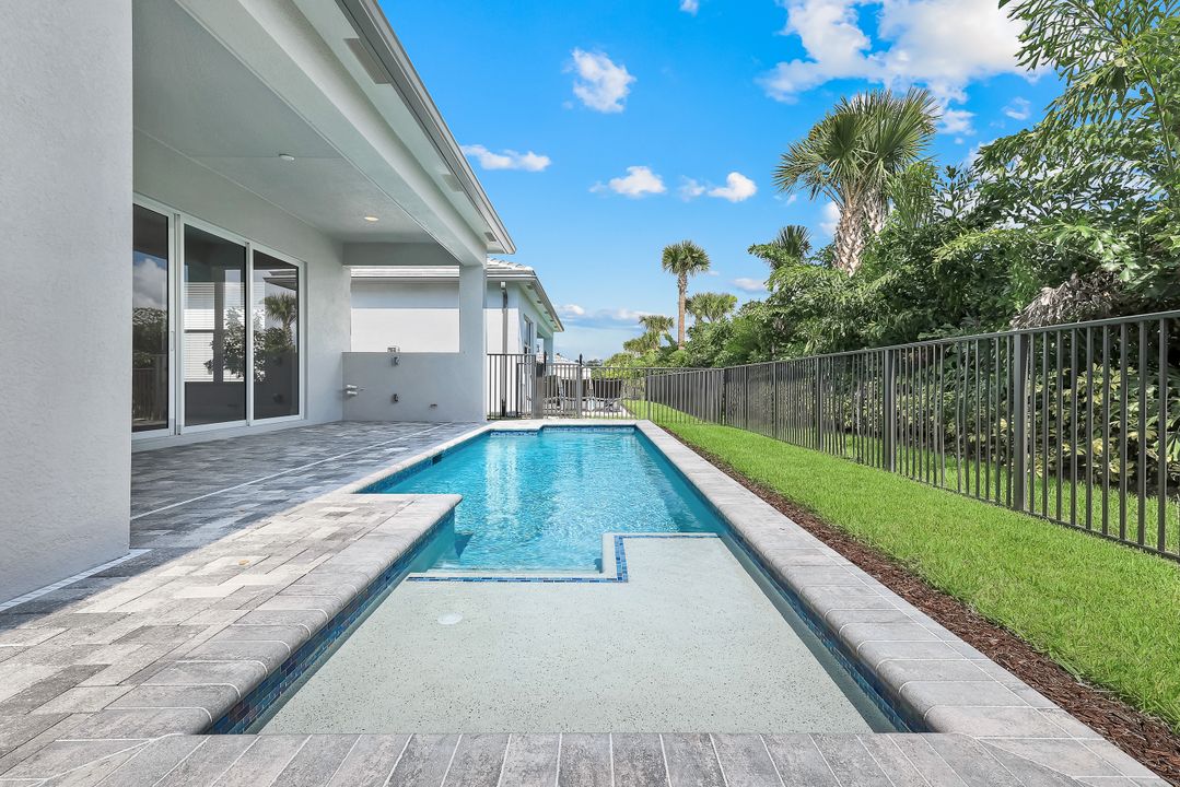 2741 Durham Cir, Naples, FL 34112