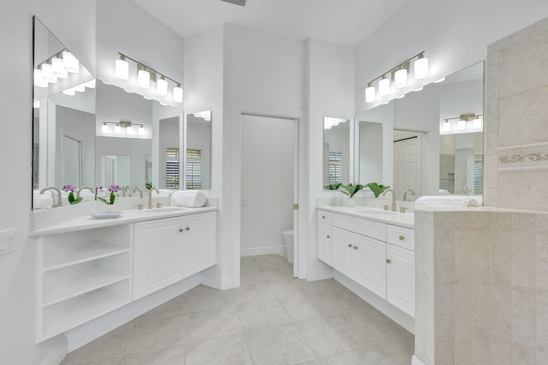 9209 Troon Lakes Dr, Naples, FL 34109