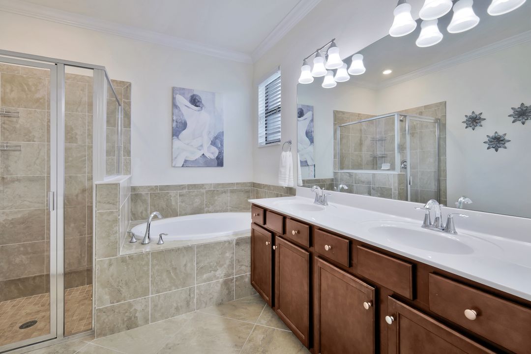 9207 Shadow Oak Ln, Naples, FL 34120