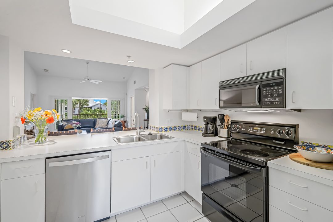 433 2nd St S, Naples, FL 34102