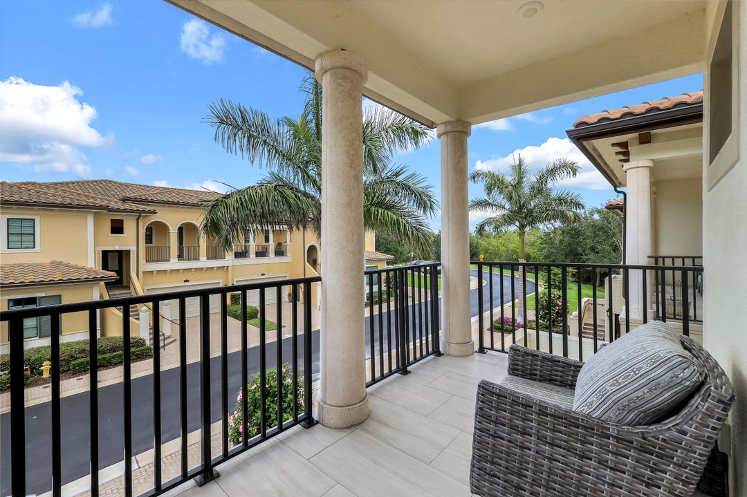 2472 Breakwater Wy #11-202, Naples, FL 34112
