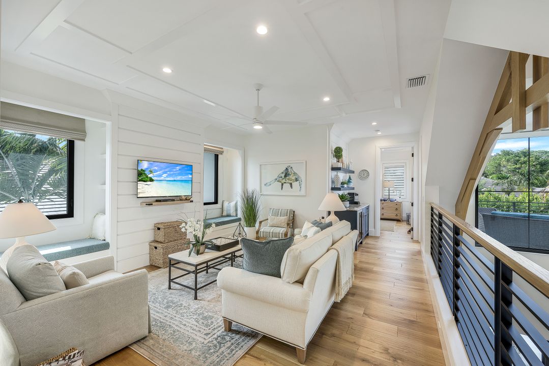 679 Rudder Rd, Naples, FL 34102
