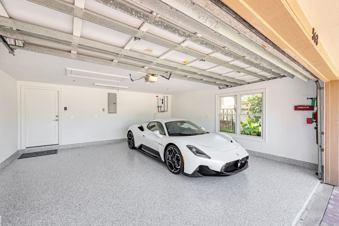 563 Park Shore Dr, Naples, FL 34103