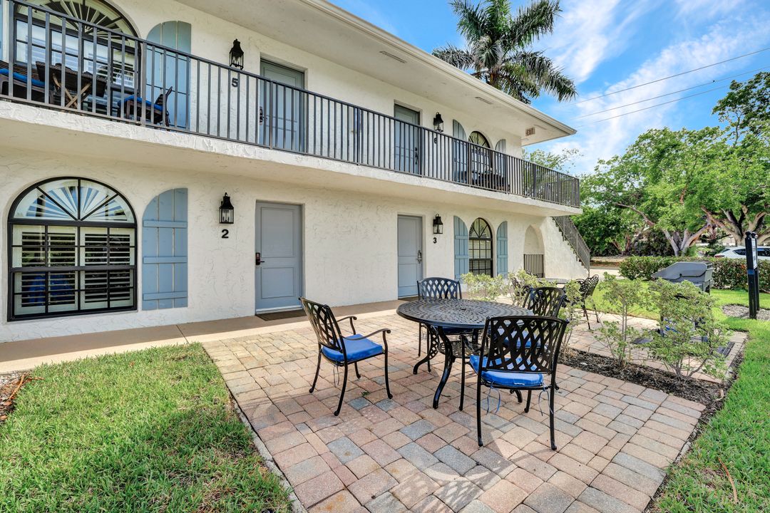 655 8th Ave S #6, Naples, FL 34102