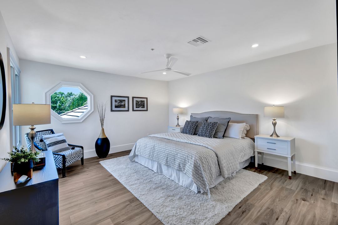 563 Park Shore Dr, Naples, FL 34103