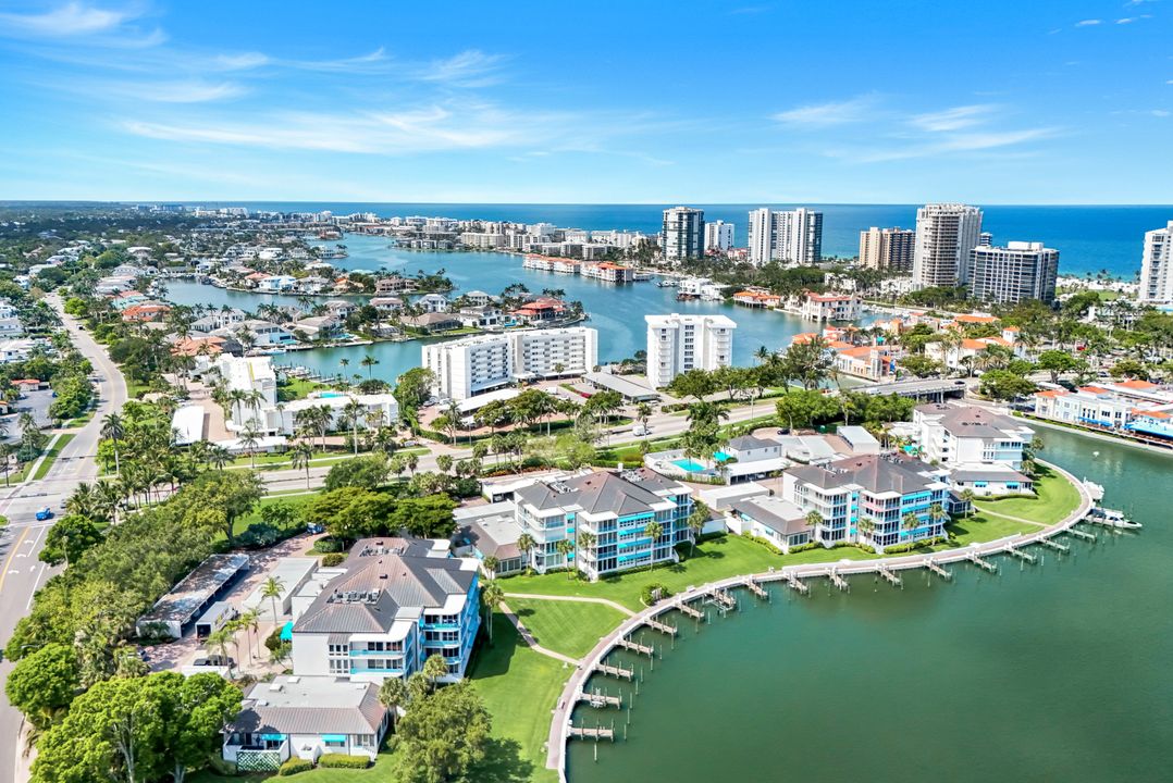 305 Park Shore Dr, Naples, FL 34103
