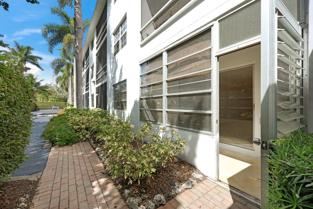 72 7th St S #106, Naples, FL 34102