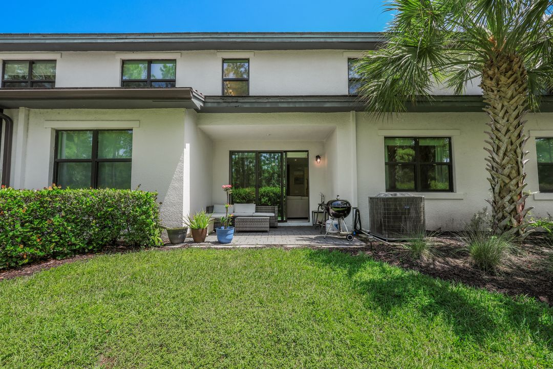 7348 Rockefeller Dr, Naples, FL 34119