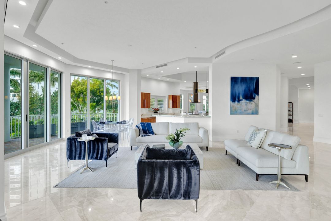 13675 Vanderbilt Dr #210, Naples, FL 34110