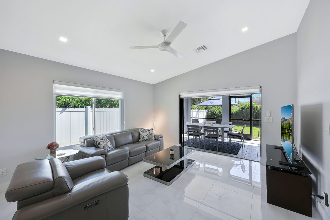 532 103rd Ave N, Naples, FL 34108