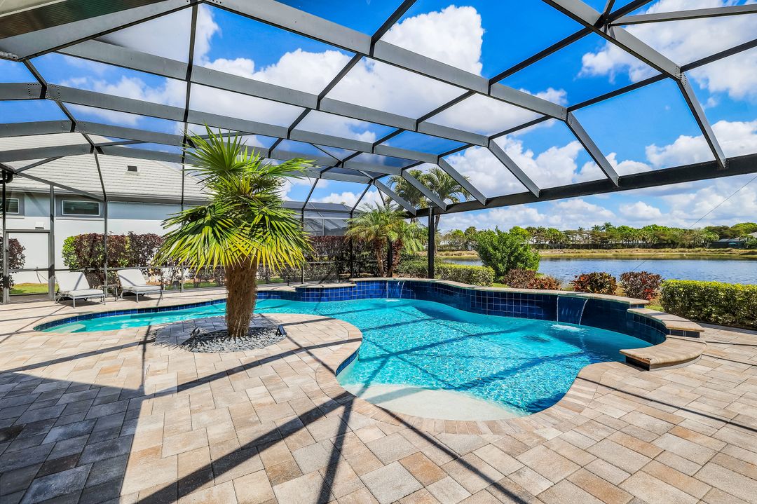 5052 Martinique Dr, Naples, FL 34113