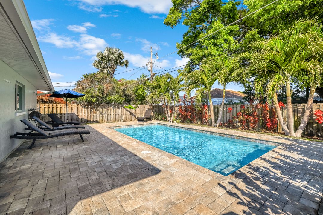 737 91st Ave N, Naples, FL 34108