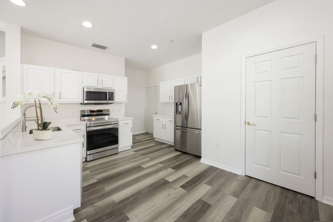 1152 Oxford Ln, Naples, FL 34105