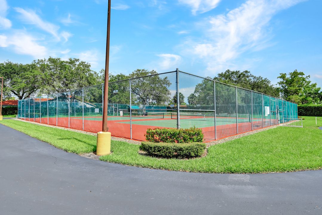 350 Henley Dr, Naples, FL 34104