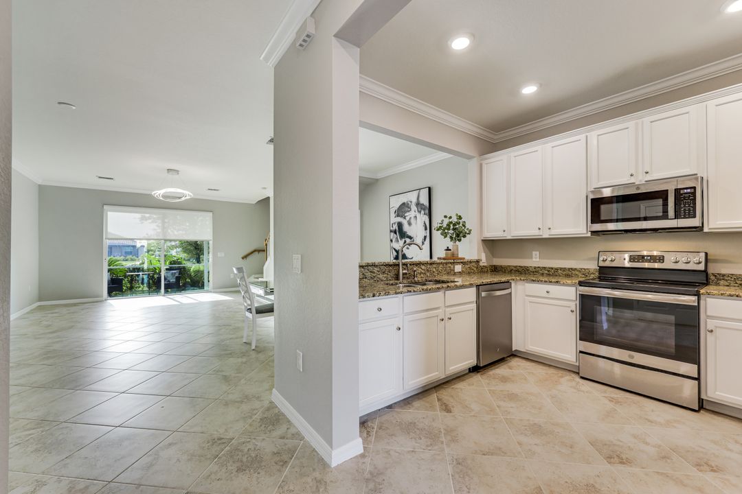 2736 Blossom Wy, Naples, FL 34120