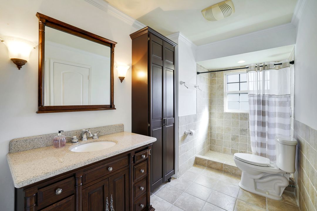 589 98th Ave N, Naples, FL 34108