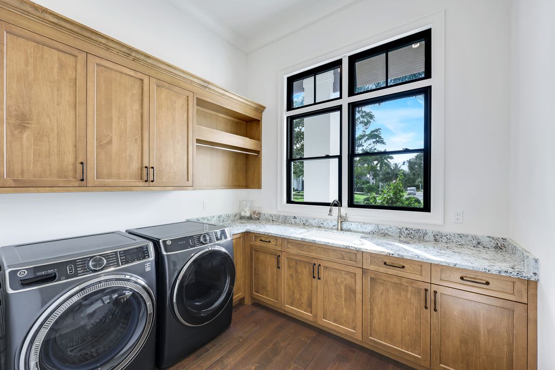 3200 Crayton Rd, Naples, FL 34103