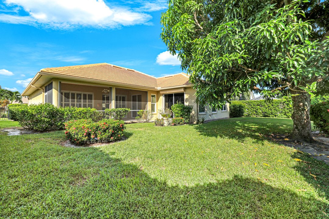 2032 Castle Garden Ln, Naples, FL 34110