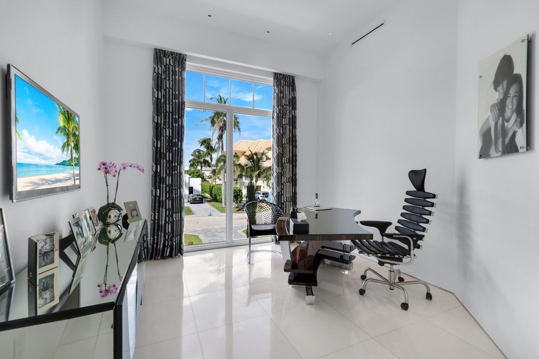 260 Channel Dr, Naples, FL 34108