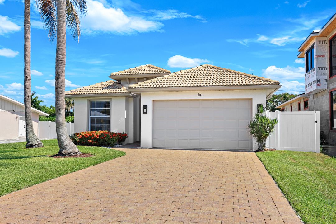 587 97th Ave N, Naples, FL 34108