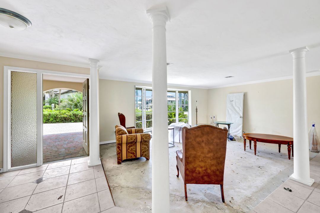 529 Neapolitan Way, Naples, FL 34103