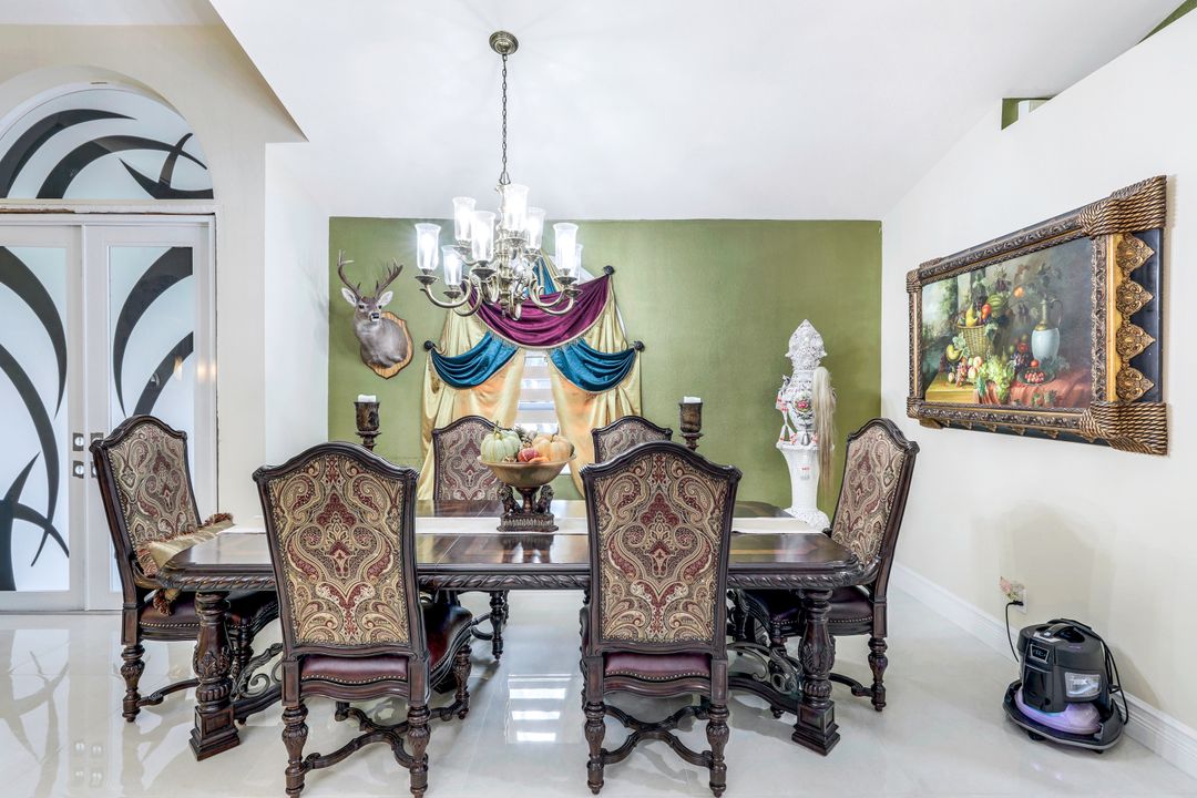 221 10th St SE, Naples, FL 34117