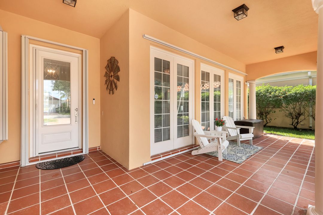 4338 Queen Elizabeth Way, Naples, FL 34119