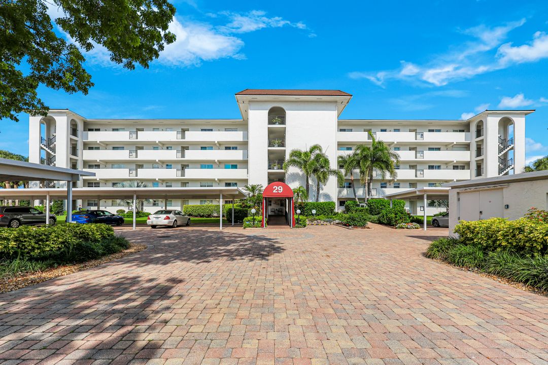 29 High Point Cir E #107, Naples, FL 34103