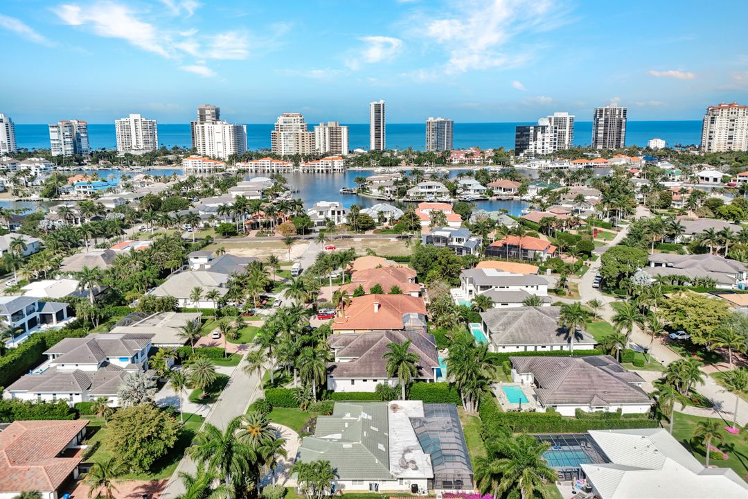 557 Parkwood Ln, Naples, FL 34103