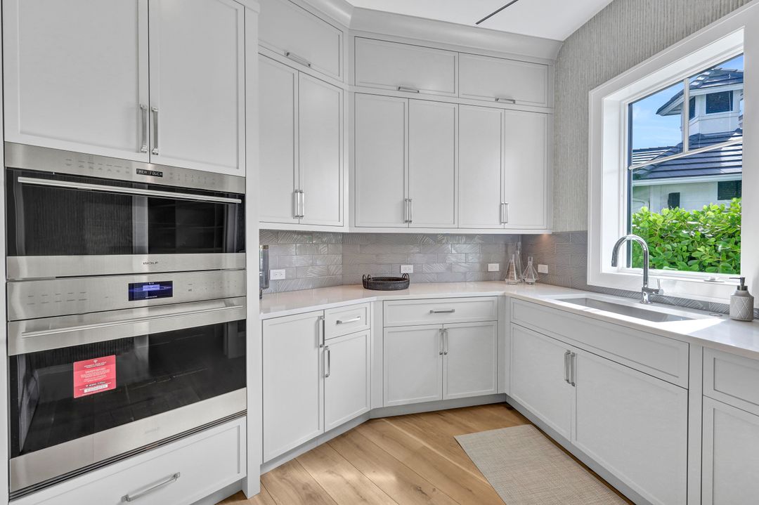 3637 Crayton Rd, Naples, FL 34103