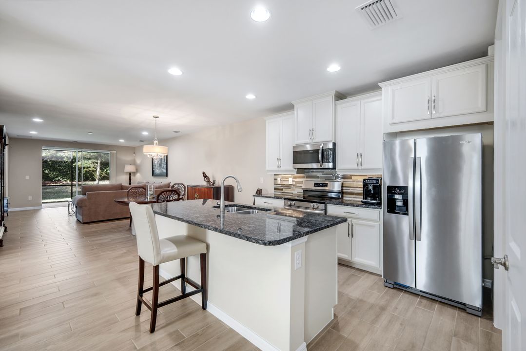 14883 Edgewater Cir, Naples, FL 34114