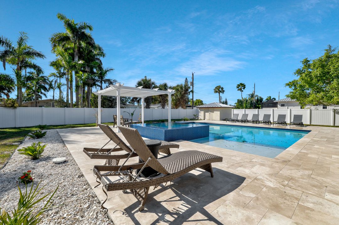 854 101st Ave N, Naples, FL 34108