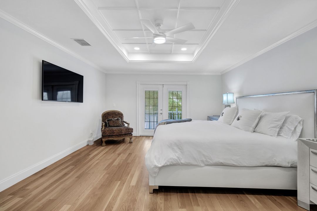 670 8th Ave S, Naples, FL 34102