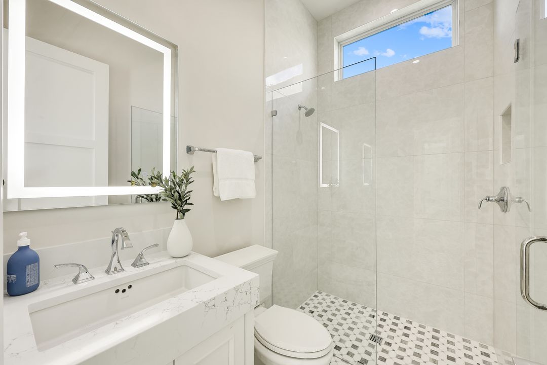 726 Riviera Dr, Naples, FL 34103