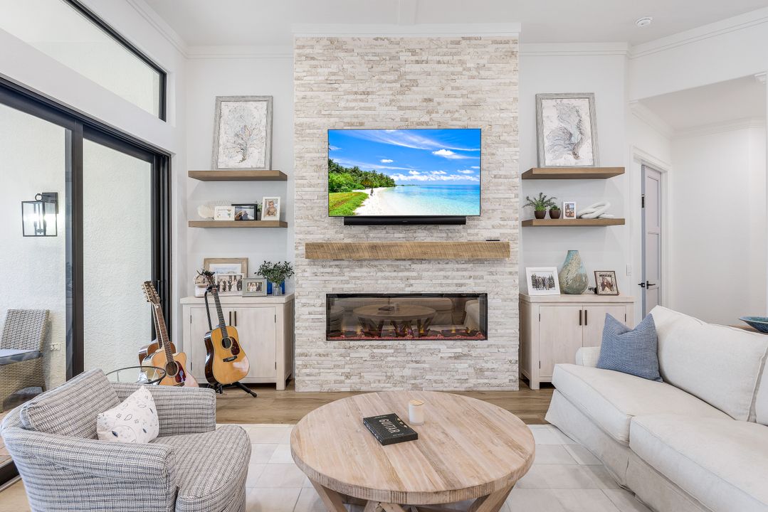 5092 Cerromar Dr, Naples, FL 34112