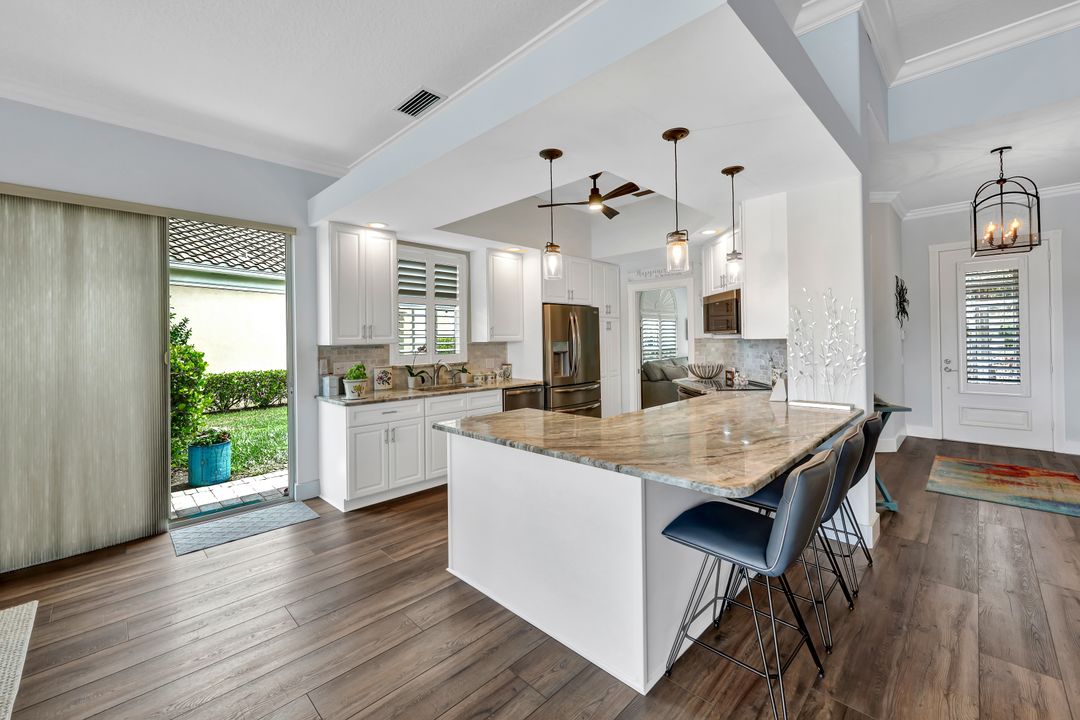 5441 Freeport Ln, Naples, FL 34119