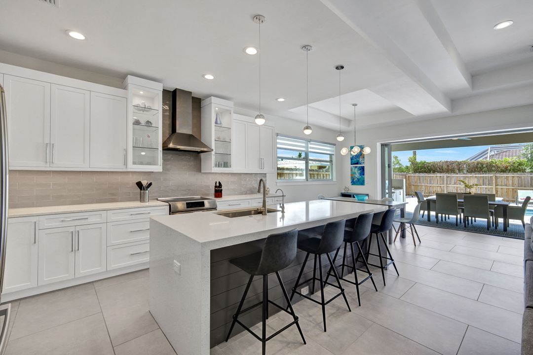 574 94th Ave N, Naples, FL 34108