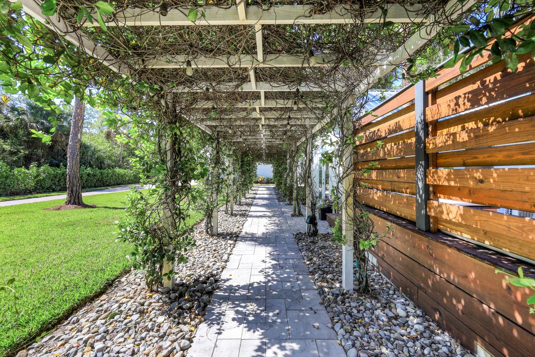 6010 Standing Oaks Ln, Naples, FL 34119